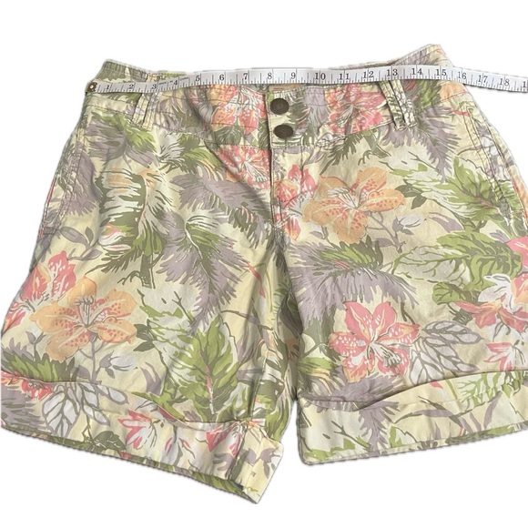 Woman’s shorts snapped front zipper flowers leaves - Picture 5 of 7